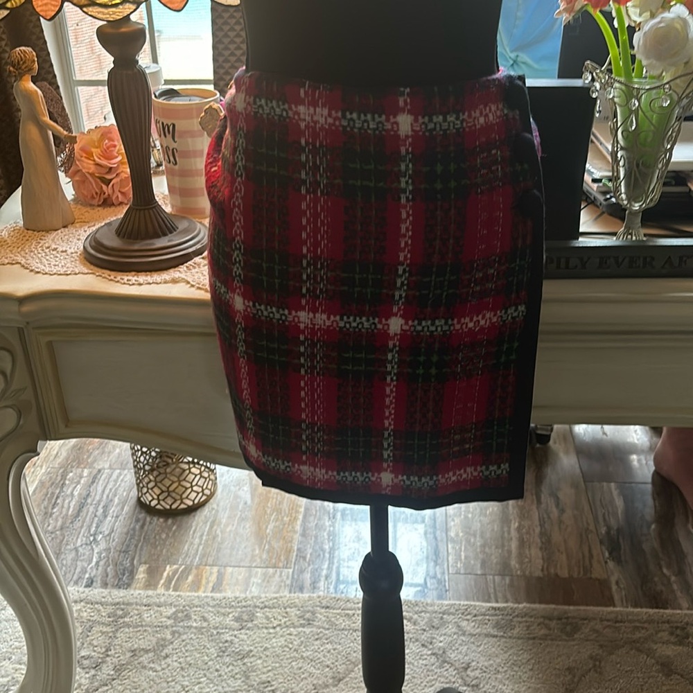 Size 10 Vineyard Vines hot pink and navy plaid skirt